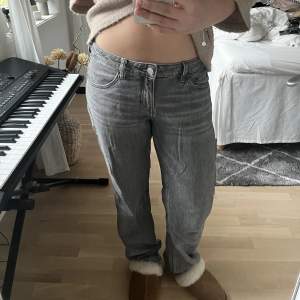 Super snygga lågmidjade jeans från weekday, modellen arrow och sitter ytterst stort på mig som har storlek 38 i byxor! Fråga privat om midjemåttet och innebenslängden, sitter bra i längden på mig som är 172! Fint skick💖 !!TRYCK PÅ KÖP NU!!