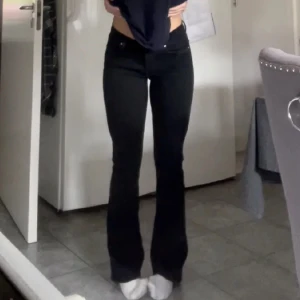 Jeans - Jätte snygga svarta flared/bootcut jeans!💕