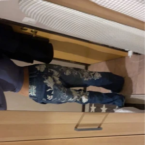 INTRESSEKOLL! - Artful lodgy jeans från deras 2000s kollektion! Liten defekt är att färgen på ena sidan har försvunnit lite(se på bild 3) men inget så synligt. Har sytt de i midjan så de passar mig men de går att sprätta bort. 