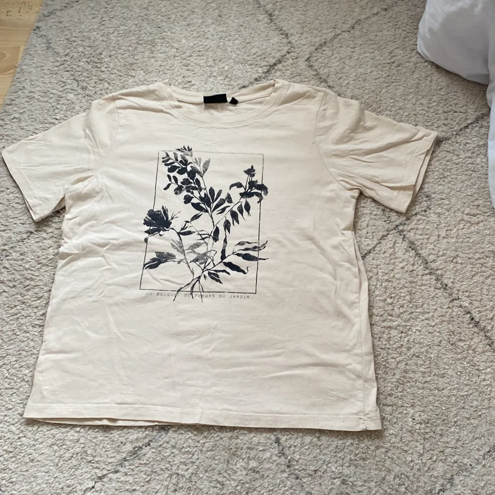 En beige t-shirt från Kappahl köpte för 150kr säljer för 80kr. Storlek S, aldrig använt.. T-shirts.