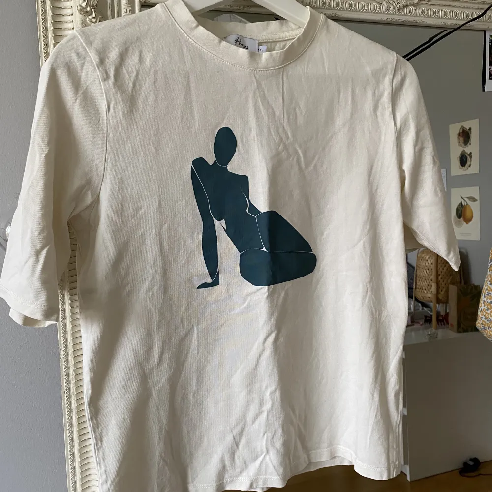 Printed Body Tee från Josefine Simones kollektion med nakd! Fint skick🪩. T-shirts.