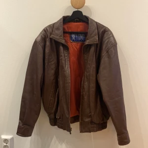 Skinnjacka  - Vintage äkta skinnjacka köpt på Beyond Retro för 800kr, säljer då den är för stor i storleken. Fungerar bra som höstjacka/vinterjacka då den har foder. 