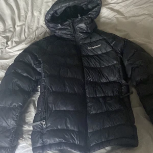 peak performance jacka - säljer min peak performance jacka för den ej kommer till användning den är lite sönder i luvan men inget man tänker på. Förutom de är den hel, skriv för fler bilder eller frågor 💞 pris kan diskuteras💞