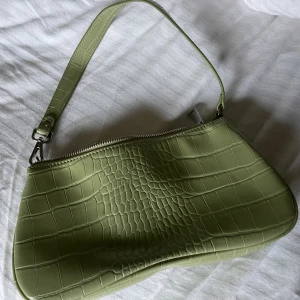 Väska grön - Säljer denna fina väska från FRIDAY BY JWPEI 💕 knappt använd.