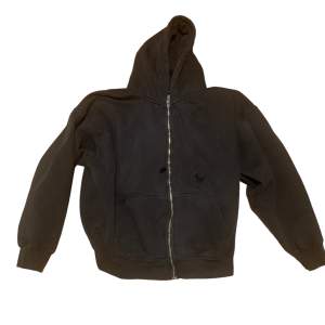 Riktigt snygg svart hoodie från Brandy Melville! Den finns bara i en storlek men är oversized! Hör av er för fler frågor/bilder! 💫🌷