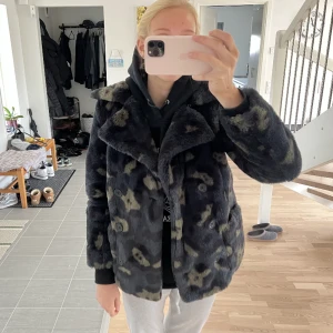 Zadig päls jacka  - Så snygg jacka från zadig & Voltaire. Bra skick och varm☺️❤️