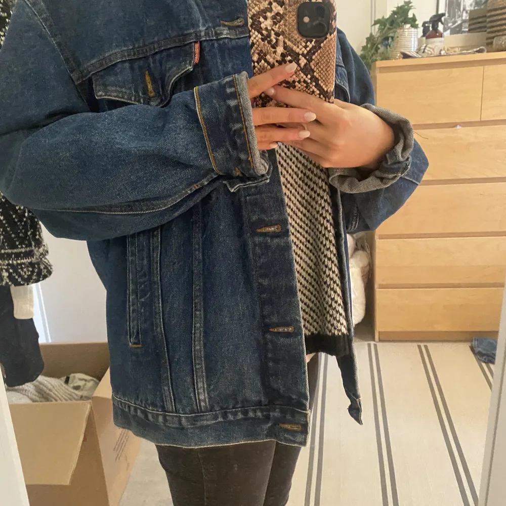 super snygg oversize jeans jacka som jag köpte ett tag sen från humana, e storlek xl men passar på mig som brukar ha xs-s. Jackor.