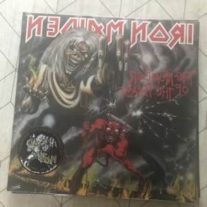 säljer nu denna maiden vinyl då jag råkat köpa dubbelt inplastad och orörd! nypris 279