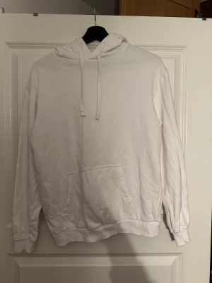 Hoodie - Fin vit hoodie från Cubus, knappt använd. Storlek XS.