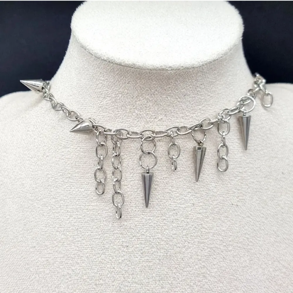 Handgjort unik  halsband och exklusiv design🖤Följ :@ekjewelryofficial🤲 🔗⛓️Gjord i bra kvalitet💎Material- rostfritt stål och zinklegeringar. Längd: 34cm+3cm. 200kr. Accessoarer.