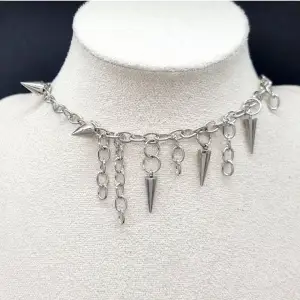 Handgjort unik  halsband och exklusiv design🖤Följ :@ekjewelryofficial🤲 🔗⛓️Gjord i bra kvalitet💎Material- rostfritt stål och zinklegeringar. Längd: 34cm+3cm. 200kr