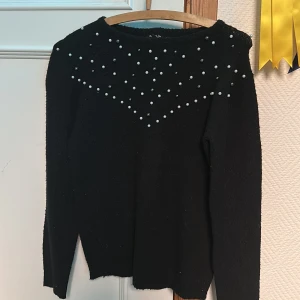 ✨tröjor✨ - Säljer dessa tröjor för 50 kr/styck. Hoodien är aldrig använd och de andra två är använda några gånger men inte mycket.  Svarta koftan är i storlek 146/152 Hoodien är i storlek M  Koftan är i storlek 158/164