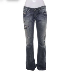 Lågmidjade jeans  - Slit coola lågmidjade jeans, tyvärr för stora 😫