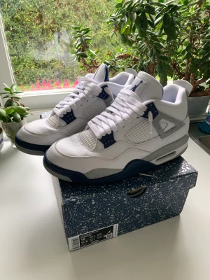 Jordan 4 Midnight Navy🔥 - Säljer dessa eftertraktade fyror till ett bra pris💸. Endast använda under en vecka i Dubai och ett fåtal gånger i Stockholm. Har ej kvitto, hör av dig om du har någon fråga🤙 Pris på StockX: 3890 kr, mitt pris 1900kr. Pris kan sänkas vid snabbaffär💰