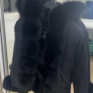 Pälsjacka  - Säljer denna mysiga pälsjackan som är super mysig och varm. Är använd några gånger men är helt felfri.