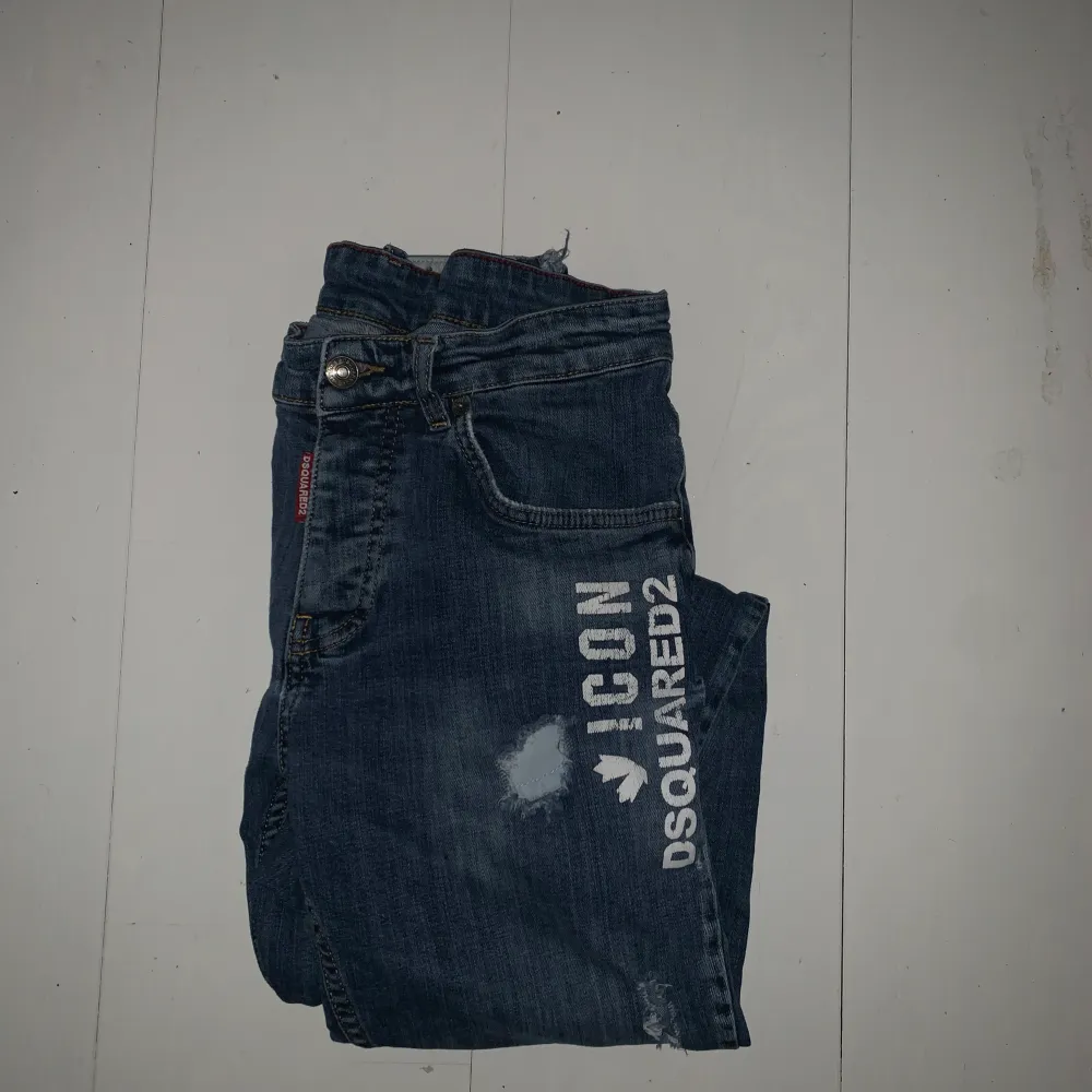 Nu säljer jag denna Dsquared jeans. Bra skick, inget är sönder. Ser helt ny ut. (Inga byten). Jeans & Byxor.