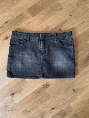 Jeans minikjol - Super fin minikjol i jeans köpt secondhand. Strl 36✌🏽