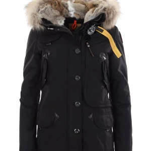 Parajumpers jacka  - Parajumpers Doris  Använd tre vintrar  Saknar en knapp, se bild  Äkta päls både i luvan samt runt om  Köptes för 10 000kr Säljes för 2900kr Storlek XXS men passar mig som normalt bär XS/S  