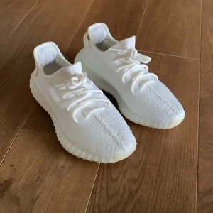 Yeezy Boost 350 V2 Cream White  - Vita Yeezy skor. Aldrig använda. Säljes på grund av fel storlek. Obs små i storleken, motsvarar ungefär storlek 38. 