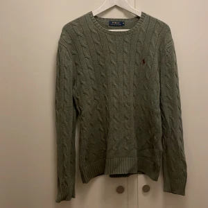 Polo Ralph lauren kabbelstickad tröja  - Tja, säljer min polo Ralph lauren kabbelstickade tröja j storlek M kond 9/10 hör av er vid frågor eller funderingar 