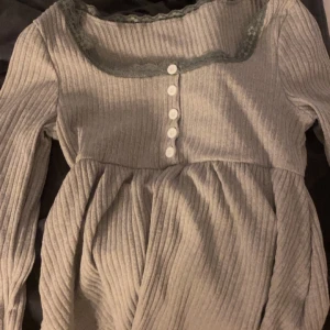 Söt topp - Jätte söt topp med spets detaljer. Aldrig använd med prislapp kvar