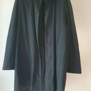 Svart rock strl 54 - Jacka/rock från St Jacques. Enda anmärkning slitet vid innerficka.  Midjevidd 128 Ärmlängd 68 Ryggbredd 49 Rygglängd 99 Bröstmått/omkrets under ärmhåla 136