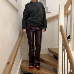 Röda Skinbyxor  - As coola skin byxor ifrån J.Lindeberg i en snygg vinröd färg!! Midrise och raka, så klassiska och coola! Passar xs-m!! Nypris ligger på ca 4000kr