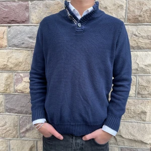 BLÅ STICKAD TRÖJA  - Säljer min blå stickad tröja, skick 9/10, size M, marinblå skriv gärna om ni har frågor 