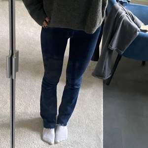 Mörkblå lågmidjade jeans från levi’s🌟 väldigt stretchiga och sköna! Innerbenslängd: 80cm