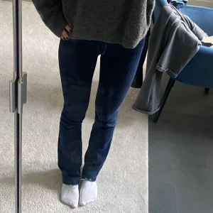 Lågmidjade jeans - Mörkblå lågmidjade jeans från levi’s🌟 väldigt stretchiga och sköna! Innerbenslängd: 80cm