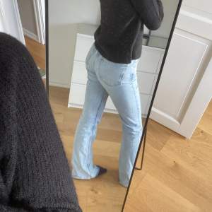 blåa mid waist jeans 💕 säljer då jag tycker dom är lite stora på mig, köpta för ungefär ett halv år sen❤️ kontakta mig vid frågor eller intresse !