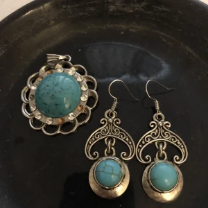 Örhängen/berlock  - Jättefina örhängen med lite bohem vibb. Berlock i samma färg som passar på vilken kedja som helst. Köpta för 5€ i Grekland säljer örhängena för 30kr och berlocken 15kr, köp alla tre för 40kr ☺️💙🩵 