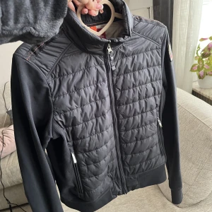 Parajumper  - Jacka i storlek S.  I nyskick 