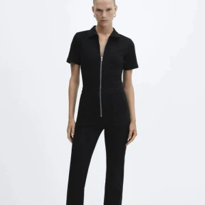 Mango svart jumpsuit - Stl M, använd men i fint skick