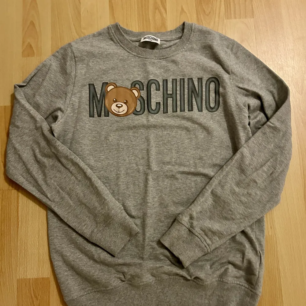 Moschino tröja använd väldigt lite 3-5 gånger. Säljer då tröjan är för liten och vill sälja den vidare då den nu inte har någon användning. Skriv om ni undrar något och skicka gärna prisförslag😁. Hoodies.