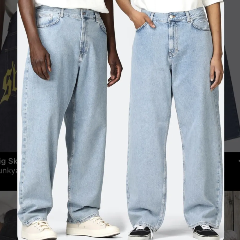 (Lånad bild) Coola jeans från sweet sktbs, är ganska slitna i hälarna men annars är de i toppen skick :) säljer då jag behöver pengar. Jeans & Byxor.