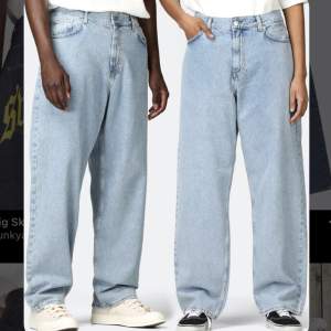 (Lånad bild) Coola jeans från sweet sktbs, är ganska slitna i hälarna men annars är de i toppen skick :) säljer då jag behöver pengar