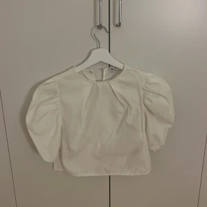 Jätte fin NA-KD blus!!💞💞 - En fin vit NA-KD blus, som jag säljer du den inte kommit till nån användning💘💘tryck inte på köp nu, tar bara Swish!!