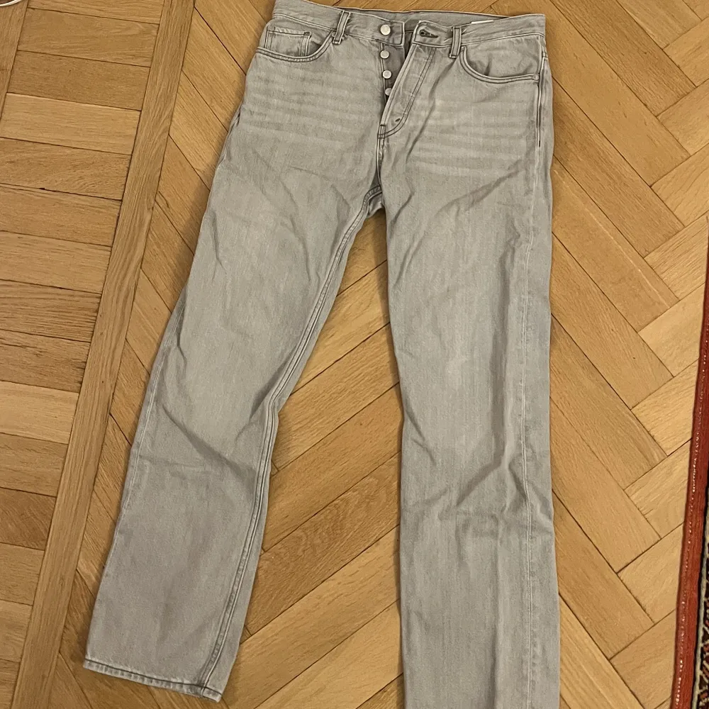 Säljer mina grå weekday jeans i storlek 28/32. Iget fel på dom utan passar ej mig längre. Modellen är space.. Jeans & Byxor.