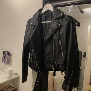 Skinnjacka  - Mycket snygg skinnjacka! Sparsamt använd.