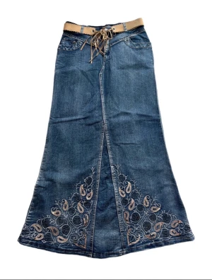 Cool jeanskjol - As ball jeanskjol som tyvärr e för lång för mig💕 har ascoolt mönster nere och bältet ingår