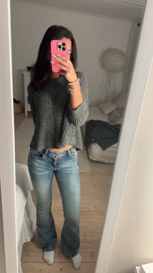 Bootcut jeans - Lågmidjade bootcut jeans från Gina tricot. Jättesnygg färg och superbra skick. Storlek 34. Passar mig som är 165. 