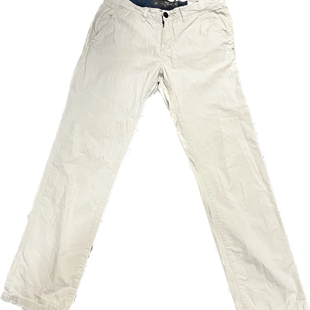Chinos från H&M med rak passform. Dessa byxor är inget man hittar på H&M nuförtiden. Strl: 32/32. Jeans & Byxor.