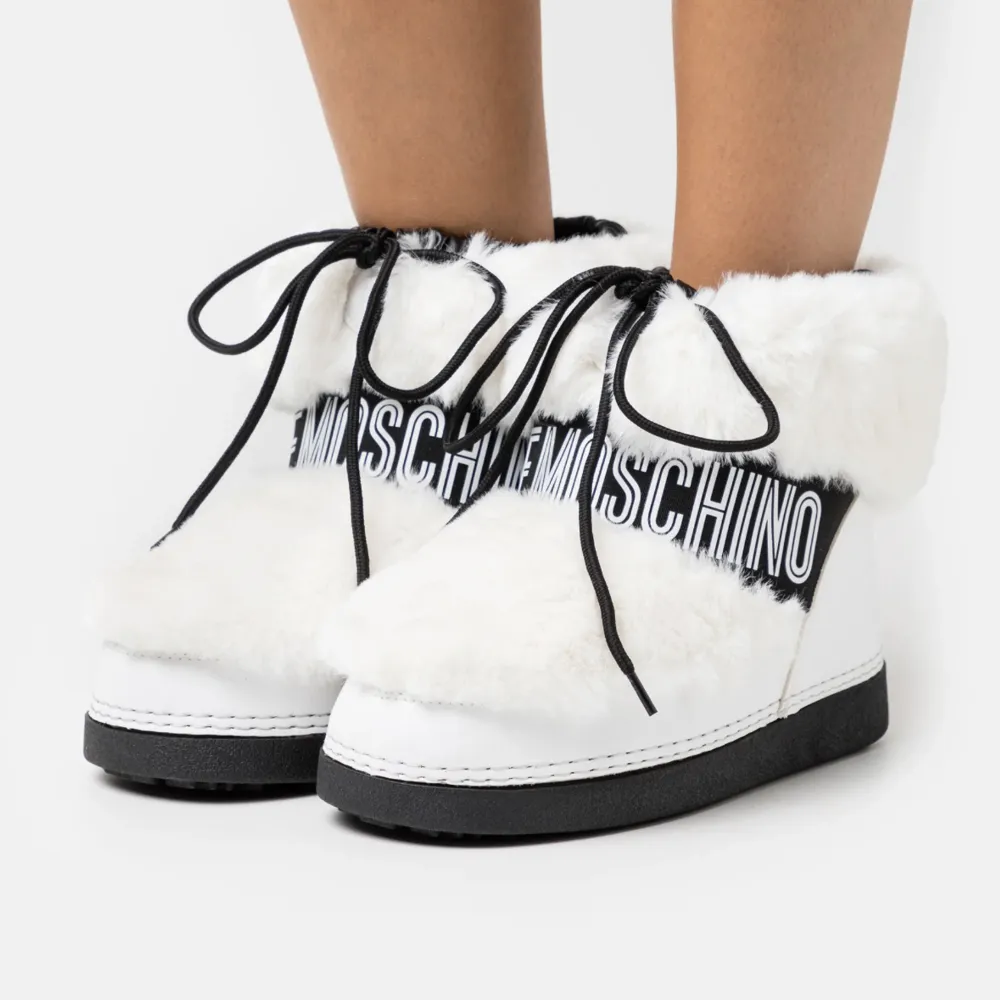 Säljer dessa super snygga moschino vinter skorna, använda några fåtal gånger inga defekter!❤️. Skor.