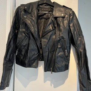 Fake skinnjacka  - Skinnjacka i fint skick. Endast använd ett par gånger så den är som ny. Står storlek L men är som S 