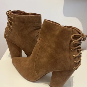 Stövletter med klack  - Oanvända stövletter dam 