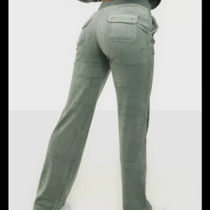 Juicy coutore  -  2 par juicy byxor,storlek L på båda men passar M,de svarta är använda 2 gånger och de gröna är använda några gånger men inga skador på dom,men har haft de gröna längre så säljer de för 680kr och de svarta för 900. Köp båda för 1450. Nypris 1200,1100