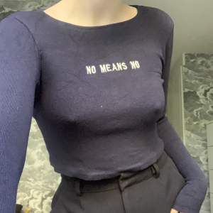Mörkblå tröja med texten ”No means no”, storlek S, lite tjockare tyg💙