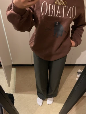 Chunky tröja  - Brun chunky tröja från gina. Den blir inte användt eftersom den är lite svår att ta på (vill inte förstöra min smink) och förtjänar en ny ägare. ❤️