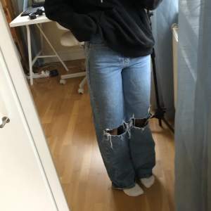 Säljer dessa supersnygga jeans från Gina Tricot då de tyvärr inte kommer till användning. Nypris 599kr
